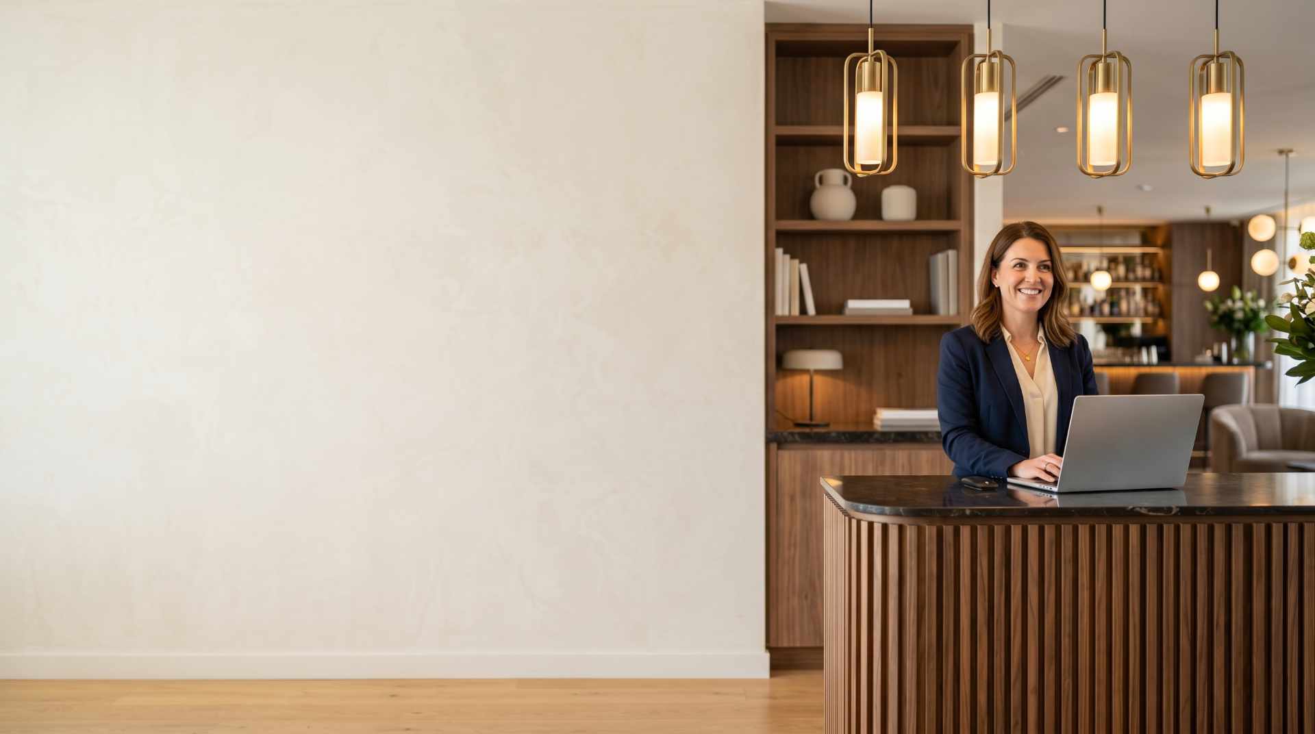 Offerta a luce fissa small business: donna che sta lavorando felice alla reception di un hotel.